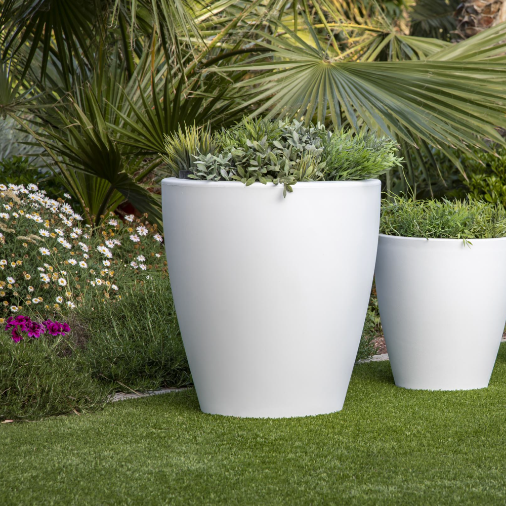 Grand cache pot blanc extérieur