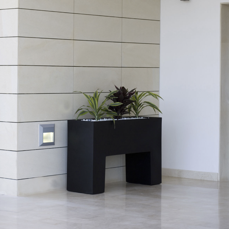 jardinière sur pied noir