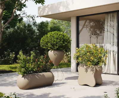 Jardinière sur pied Pal II sur une terrasse, à côté de jardinières basses